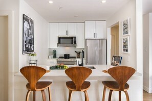 ثلاجة، ميكروويف، فرن، موقد طهي مسطح