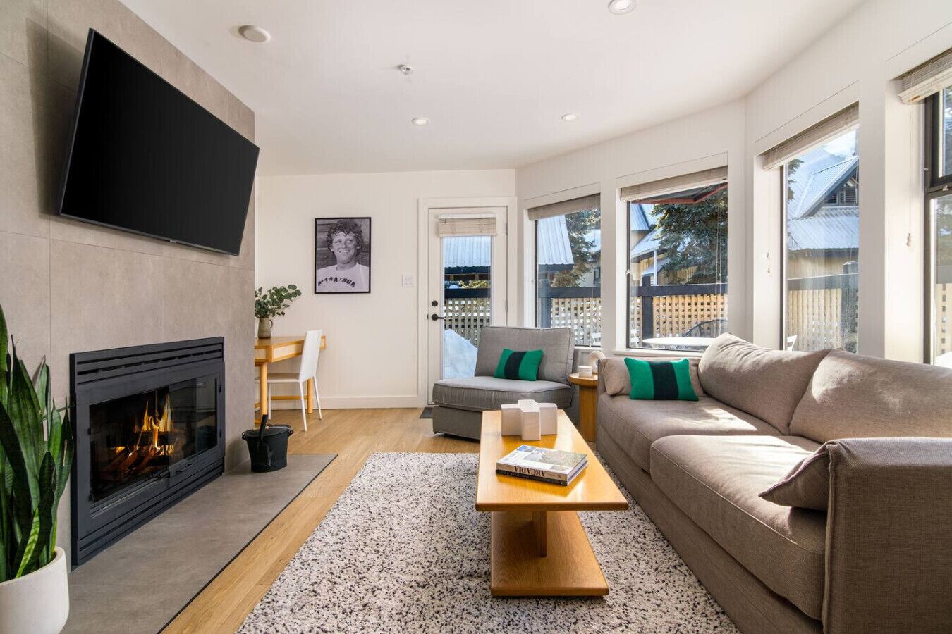 Smart TV, fireplace, stereo