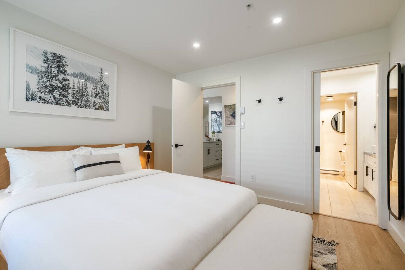 2 slaapkamers, een bureau, een strijkplank/strijkijzer, reisbedje