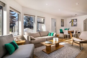 تلفزيون، مدفأة، ستيريو