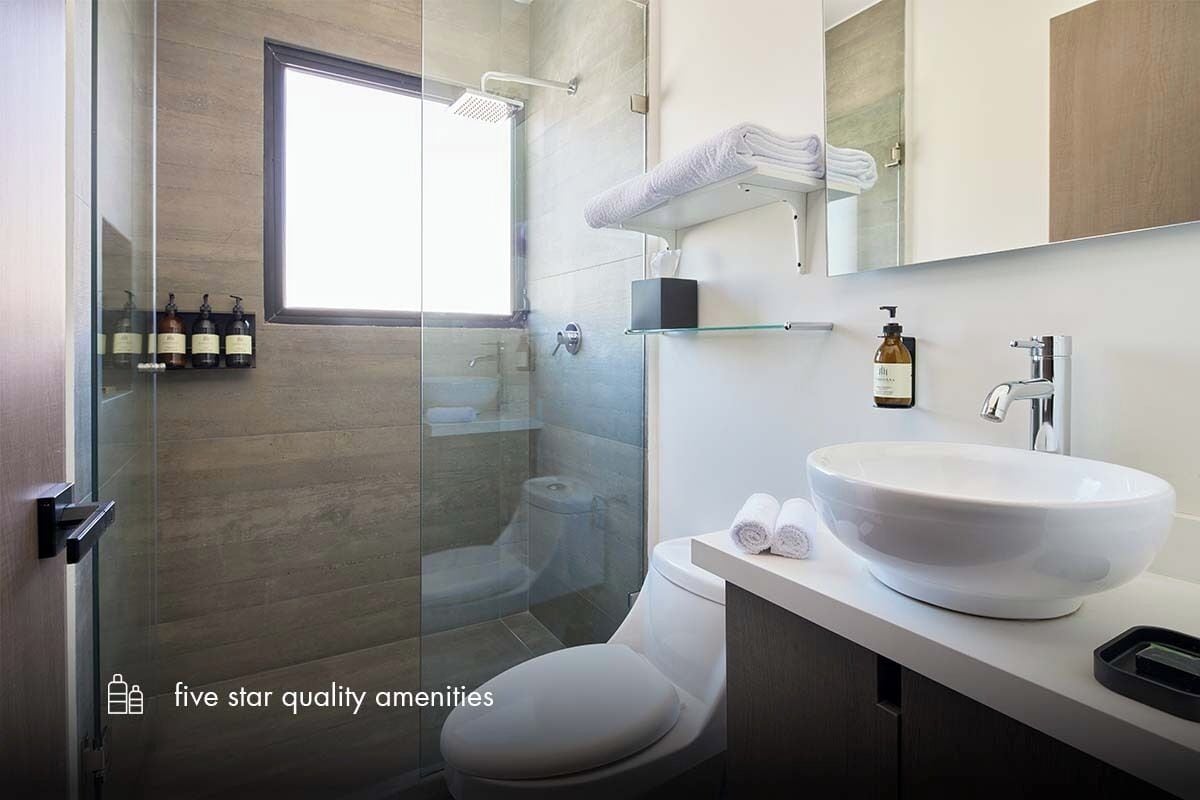 Casita Salvia | Bagno | Soffione a pioggia, asciugamani, sapone, shampoo