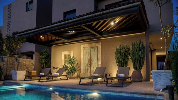 Piscina externa, funciona das 8h às 20h, barracas de cortesia