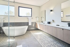 Casita Dalia | Badezimmer | Regendusche, Handtücher, Seife, Shampoo