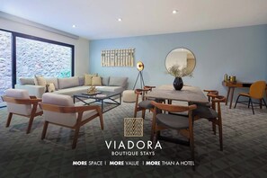 Casita Lantana | Khu phòng khách | TV LED 58-inch có truyền hình cáp, màn hình máy tính, máy in 