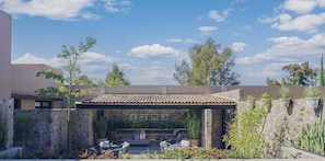 Alberca al aire libre y camas balinesas gratuitas 