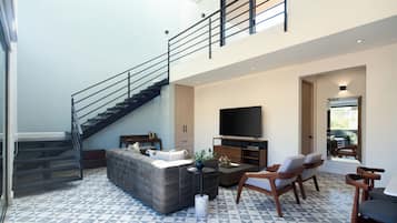 Casita Dalia | Vardagsrum | 58-tums LED-tv med kabelkanaler, datorskärmar och printers