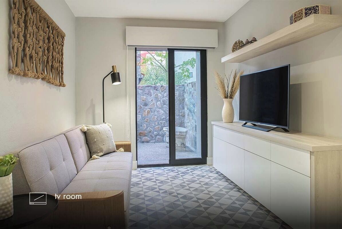 Casita Jamaica | Woonruimte | Een 58-inch ledtelevisie met kabelzenders