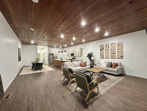 Televisie en een open haard