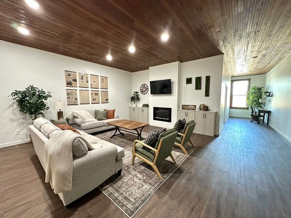 Televisie en een open haard