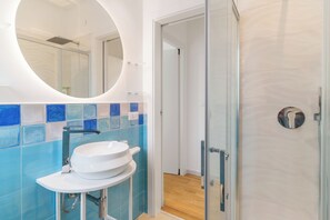 Haartrockner, Bidet, Handtücher, Seife