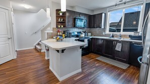 ميكروويف، فرن، موقد طهي مسطح، غسالة أطباق