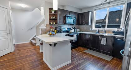 Cozy Home in Auburn Bay. Close to Highway Access.