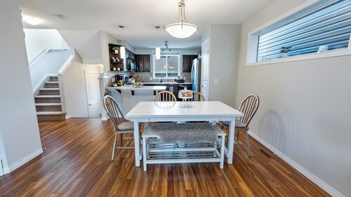 Cozy Home in Auburn Bay.  Close to Highway Access.