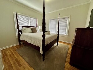 Strykejern/-brett, internettilgang og sengetøy