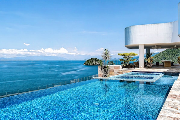 حمّام سباحة مُدفَّأ