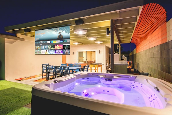 Outdoor dining - The Clubhouse: Sleep 20+, Pool, Pickleball, Hot Tub, Outdoor Movie, Arcades (Indio)