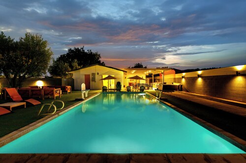 The Clubhouse: Sleep 20+, Pool, Pickleball, Hot Tub, Outdoor Movie, Arcades