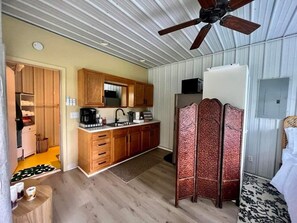 Refrigerador, microondas, cafetera y tetera y tostadora 