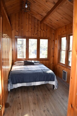2 bedrooms, bed sheets - White Pines-Nature Lovers Getaway, Multiple Cabins, 160 acres on Pigeon River. (Vanderbilt)