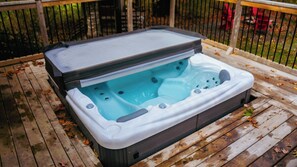 Outdoor spa tub - Rural spacious farmhouse w/ hot tub and can sleep 10, located 15m from Truro (Greenfield)