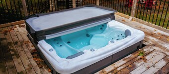 Rural spacious farmhouse w/ hot tub and can sleep 10, located 15m from Truro