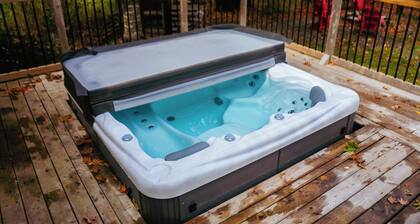 Rural spacious farmhouse w/ hot tub and can sleep 10, located 15m from Truro