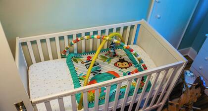 Rural spacious farmhouse w/ hot tub and can sleep 10, located 15m from Truro