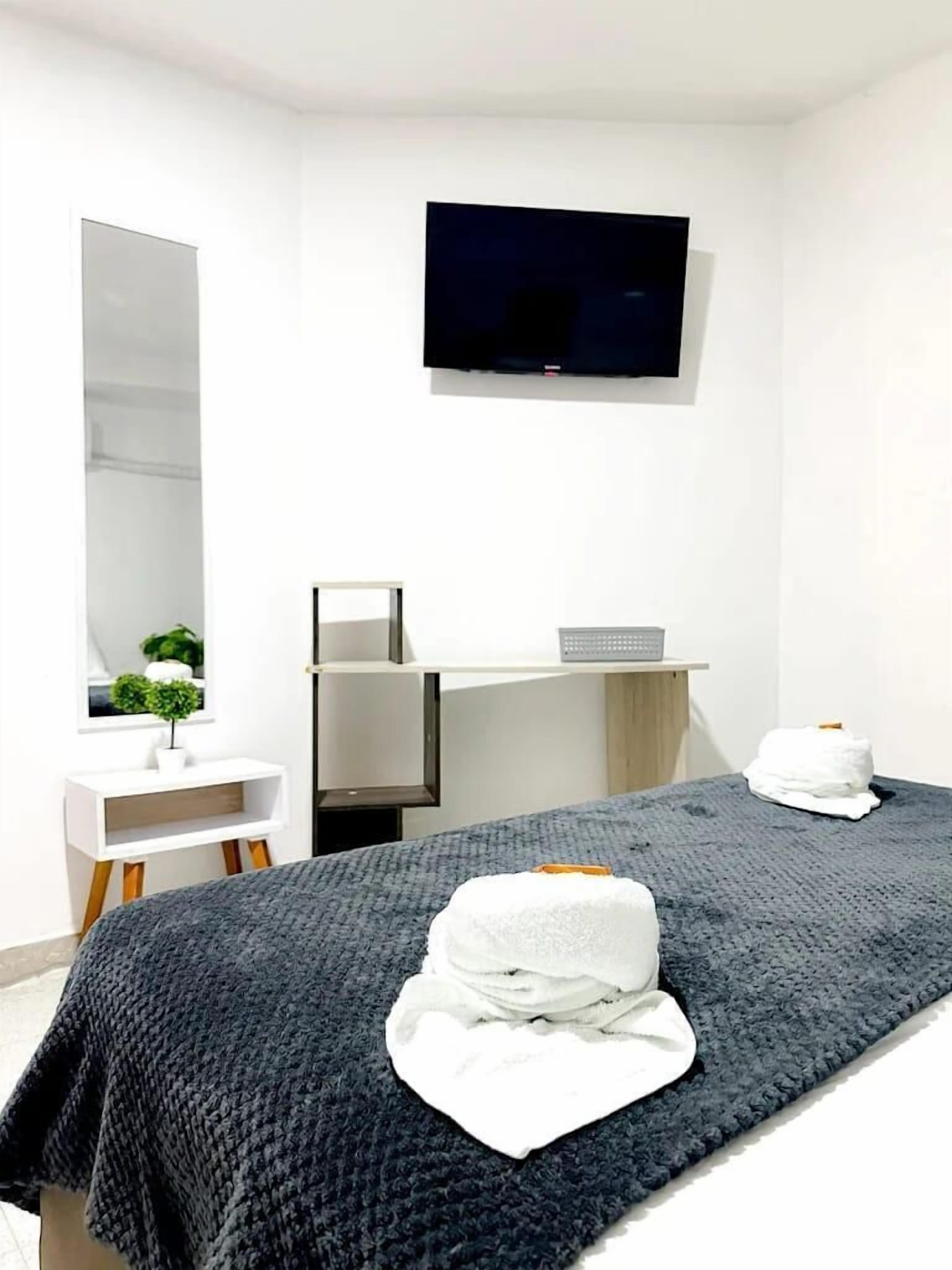 Habitación doble clásica | Caja de seguridad en la habitación y espacio para trabajar con laptop 