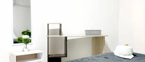 Caja de seguridad en la habitación y espacio para trabajar con laptop