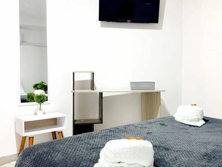 Quarto casal clássico | Cofres nos quartos, espaço de trabalho para notebook, Wi-Fi de cortesia