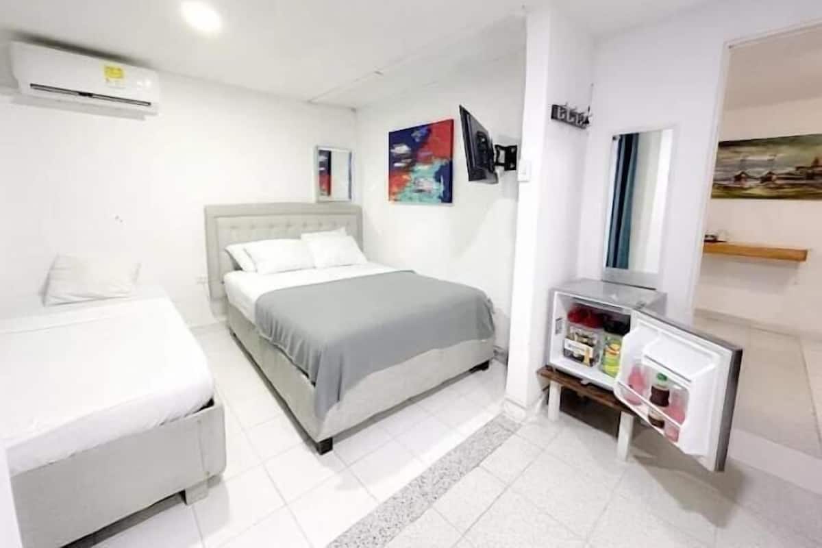 Habitación triple clásica | Caja de seguridad en la habitación y espacio para trabajar con laptop