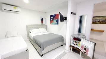 Classic Triple Room | In-room safe, laptop workspace, free WiFi