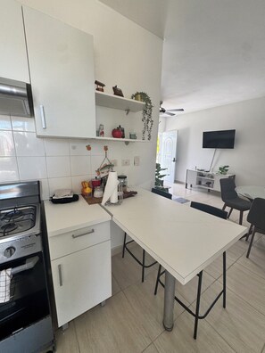 Frigorífico, microondas, horno y placa de cocina