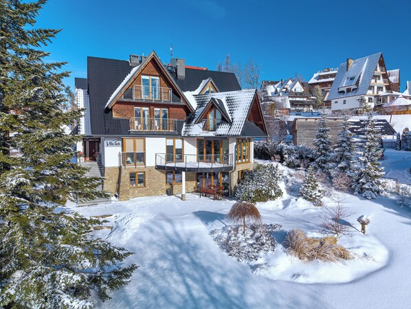 المنشأة من الخارج