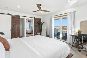 Skrivebord, strykejern/-brett, reiseseng for barn og wi-fi