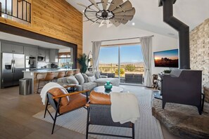 Smart-TV, peis, DVD-spiller og fotballspill