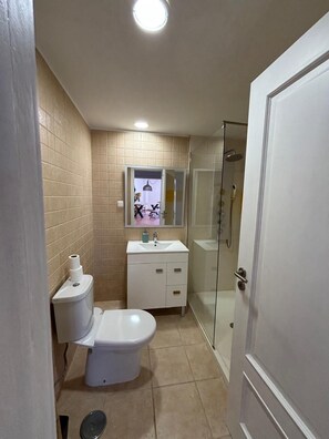 Een douche, een bubbelbad, een haardroger, een bidet