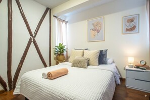 5 bedrooms, iron/ironing board, Internet, bed sheets