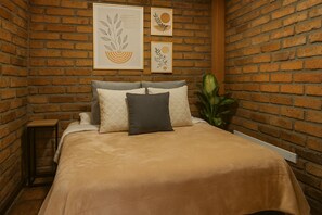 5 bedrooms, iron/ironing board, Internet, bed sheets