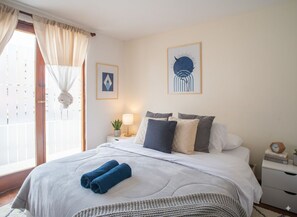 5 bedrooms, iron/ironing board, Internet, bed sheets