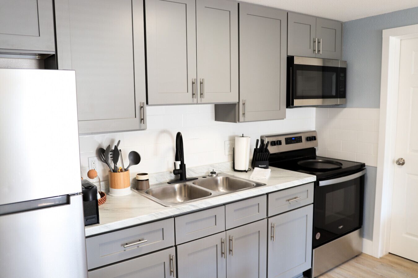 Jääkaappi, mikroaaltouuni, uuni, liesi