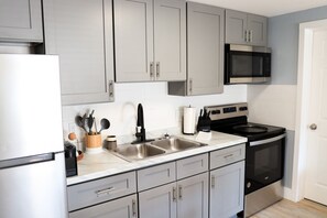 Een koelkast, een magnetron, een oven, een kookplaat