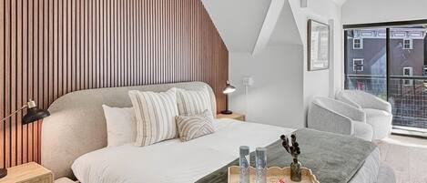 Iron/ironing board, travel crib, free WiFi, bed sheets