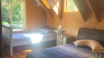 4 عدّة غرف نوم ومكواة/لوح كي وملاءات أسرّة