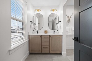 Dusj, hårføner, håndklær og såpe