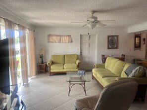 TV - Coastal Retreat Near Beach — Sleeps 4 (Fort Lauderdale)