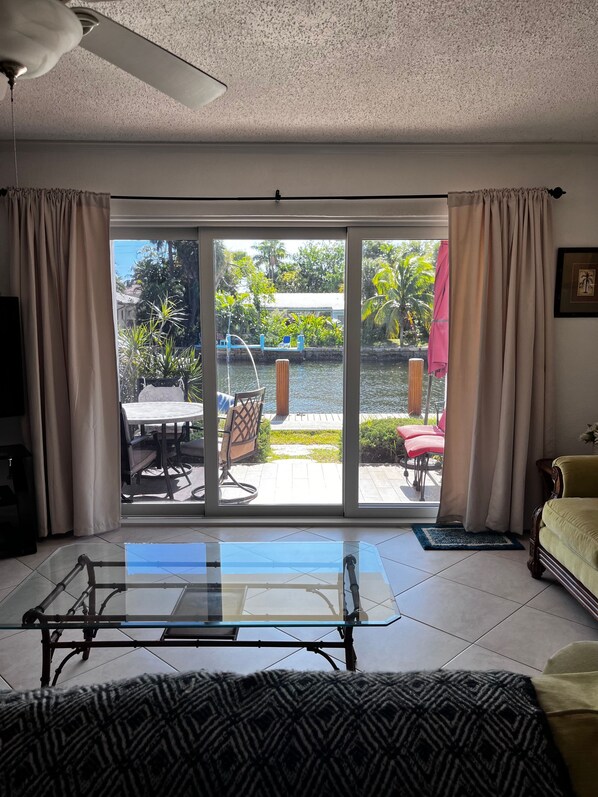 TV - Coastal Retreat Near Beach — Sleeps 4 (Fort Lauderdale)