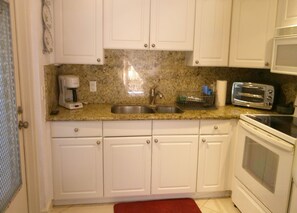 Fridge, microwave, oven, stovetop - Coastal Retreat Near Beach — Sleeps 4 (Fort Lauderdale)