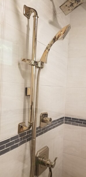 Dusj, boblebad, hårføner og håndklær