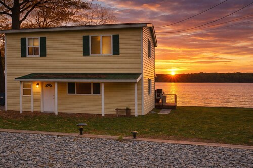 Brooko's Lakefront Retreat - Sunset views - 10 Minutes to St. Albans VT